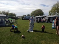 Camping golfzang. De familiecamping aan zee en dichtbij het strand en de duinen. Honden zijn toegestaan en het terrein is autovrij. www.campinggolfzang.nl